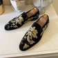 Mocassins en velours noir avec broderie florale dorée