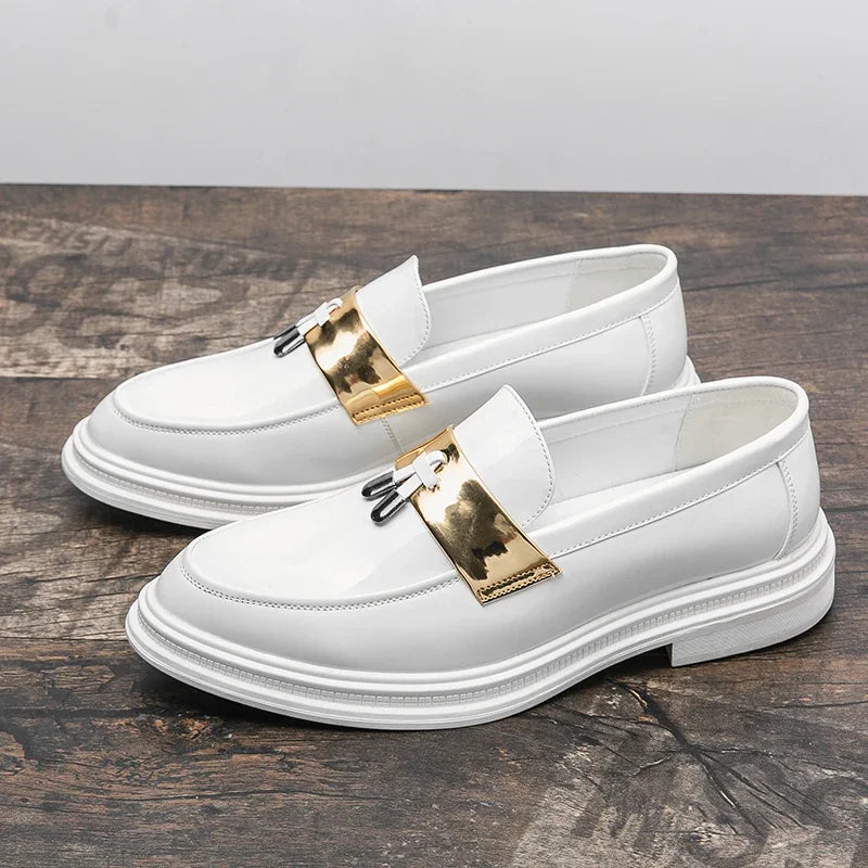 Mocassins verni blanc avec languette or pour hommes